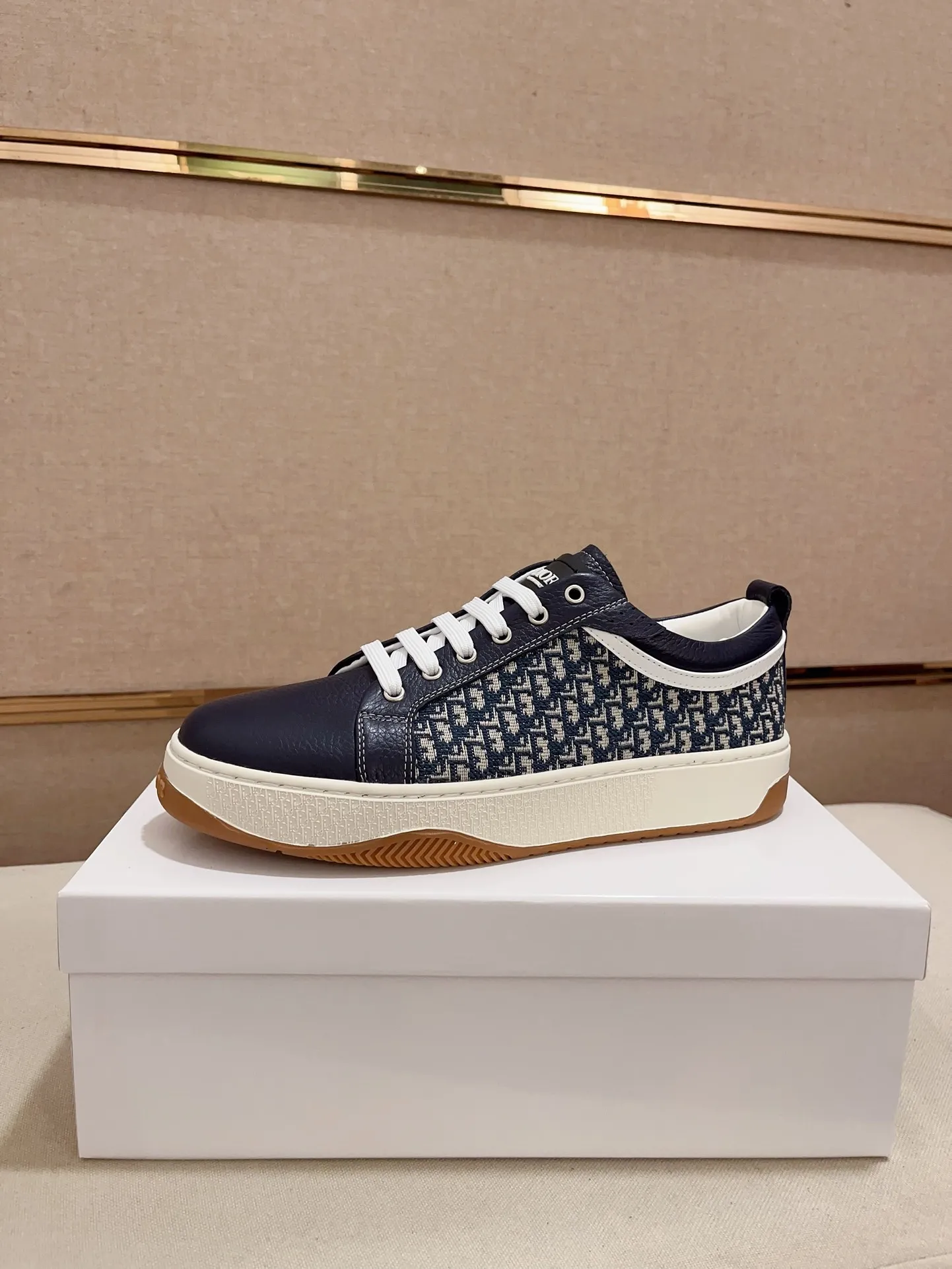 Factory price: 420💰[Dior·Dior] New casual sports style men's shoes, new spring and summer design, perfect workmanship, lace-up lazy style to create wardrobe quality, upper: imported first-layer cowhide, sheepskin lining is soft and comfortable, ultra-light TPU wear-resistant outsole, simple, versatile fashion men's shoes, excellent color code number 38--44. (Can be customized for 45 non-refundable)
